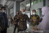 Menteri Koperasi dan UKM Teten Masduki berbincang dengan pelaku UKM saat melakukan kunjungan kerja di Kampus IKOPIN, Jatinangor, Kabupaten Sumedang, Jawa Barat, Jumat (2/4/2021). Dalam kunjungan kerja tersebut, Teten Masduki berkesempatan untuk memberikan seminar dengan tema 