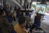 Peserta menyaksikan materi dari Menteri Koperasi dan UKM Teten Masduki di Kampus IKOPIN, Jatinangor, Kabupaten Sumedang, Jawa Barat, Jumat (2/4/2021). Dalam kunjungan kerja tersebut, Teten Masduki berkesempatan untuk memberikan seminar dengan tema 