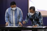 Kepala Badan Narkotika Nasional (BNN) Petrus R Golose (kiri) bersama Direktur Utama PT Pelabuhan Indonesia III (Persero) Boy Robyanto (kanan) melakukan penandatanganan nota kesepahaman di kantor PT Pelindo III, Surabaya, Jawa Timur, Kamis (1/4/2021). Nota kesepahaman tersebut terkait Pencegahan dan Pemberantasan Penyalahgunaan dan Peredaran Gelap Narkotika dan Prekursor Narkotika. Antara Jatim/Didik Suhartono/zk.