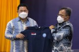 Kepala Badan Narkotika Nasional (BNN) Petrus R Golose (kiri) menyerahkan cinderamata kepada Direktur Utama PT Pelabuhan Indonesia III (Persero) Boy Robyanto (kanan) usai penandatanganan nota kesepahaman di kantor PT Pelindo III, Surabaya, Jawa Timur, Kamis (1/4/2021). Nota kesepahaman tersebut terkait Pencegahan dan Pemberantasan Penyalahgunaan dan Peredaran Gelap Narkotika dan Prekursor Narkotika. Antara Jatim/Didik Suhartono/zk.