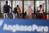 Calon penumpang melakukan tes deteksi COVID-19 dengan metode GeNose C-19 di Lobby Baru Terminal 1 Bandara Internasional Juanda di Sidoarjo, Jawa Timur, Kamis (1/4/2021). Pemerintah Indonesia mulai menerapkan penggunaan GeNose mulai 1 April di empat bandara yakni Medan, Bandung, Jogjakarta dan Surabaya di luar Soekarno-Hatta bagi penumpang pesawat dengan tarif Rp40.000. Antara Jatim/Umarul Faruq/zk.