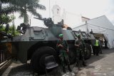 Dua anggota TNI Angkatan Darat bersenjata lengkap berjaga di depan Gereja Katedral Hati Kudus Yesus di Surabaya, Jawa Timur, Jumat (2/4/2021). Penjagaan oleh sejumlah aparat dari TNI dan Polri tersebut guna menjamin keamanan bagi umat kristiani dalam melaksanakan ibadah Tri Hari Suci (Kamis Putih, Jumat Agung dan Minggu Paskah). Antara Jatim/Moch Asim/zk.