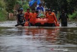 Petugas gabungan mengevakuasi jenazah menggunakan perahu karet di Andir, Baleendah, Kabupaten Bandung, Jawa Barat, Kamis (1/4/2021). Petugas gabungan dari BPBD, Pemadam Kebakaran, dan Tagana membantu mengevakuasi jenazah anggota keluarga yang meninggal dunia di permukiman yang terdampak banjir luapan Sungai Citarum. ANTARA FOTO/Raisan Al Farisi/aww. 