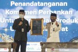 GERNAS BANGGA BUATAN INDONESIA JABAR. Kepala Perwakilan BI Jawa Barat Herawanto (kanan) dan Direktur Pengawasan Lembaga Jasa Keuangan 2 dan Manajemen Strategis Kantor Regional 2 Jawa Barat Aulia Fadly (kiri) menunjukan piagam komitmen Perbankan dalam mendukung produk UMKM saat kampanye Gerakan Indonesia Bersama UMKM dan ajang Gernas Bangga Buatan Indonesia di Bandung, Jawa Barat, Sabtu (3/4/2021). Kampanye Gernas Bangga Buatan Indonesia (BBI) yang berlangsung pada bulan April 2021 di Jawa Barat ini mengangkat tema UKM Jabar Paten. ANTARA JABAR/M Agung Rajasa/agr