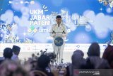 GERNAS BANGGA BUATAN INDONESIA JABAR. Menteri Koperasi dan Usaha Kecil Menengah Teten Masduki menyampaikan sambutan saat peresmian kampanye Gerakan Indonesia Bersama UMKM dan ajang Gernas Bangga Buatan Indonesia di Bandung, Jawa Barat, Sabtu (3/4/2021). Kampanye Gernas Bangga Buatan Indonesia (BBI) yang berlangsung pada bulan April 2021 di Jawa Barat ini mengangkat tema UKM Jabar Paten. ANTARA JABAR/M Agung Rajasa/agr