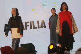 Model mengenakan busana rancangan Aura Afilia Azzahra yang mengusung konsep 