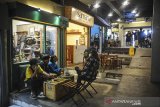 Pengunjung berada di ruang kreatif bagi pelaku UKM di The Hallway Kosambi, Bandung, Jawa Barat, Sabtu (3/4/2021). Ruang kreatif The Hallway yang saat ini memiliki 70 tenan dengan berbagai produk seperti fesyen dan kuliner tersebut dalam satu bulannya terjadi perputaran uang sebanyak Rp500 juta hingga Rp700 juta dengan rata-rata 11 ribu pengunjung per bulan. ANTARA JABAR/Raisan Al Farisi/agr