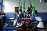 Peserta mengikuti pelatihan otomotif di Balai Latihan Kerja Banyuwangi, Jawa Timur, Jumat (2/4/2021). Menteri Ketenagakerjaan Republik Indonesia Ida Fauziah menyebut Balai Latihan Kerja (BLK) harus melakukan transformasi untuk meningkatkan kompetensi angkatan kerja di masa pandemi COVID-19, salah satunya dengan melakukan 