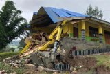 TNI-Polri bantu evakuasi sekolah runtuh di NTT