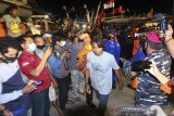 Petugas SAR Gabungan membawa korban selamat Anak Buah Kapal (ABK) KM Barokah Jaya yang tenggelam saat evakuasi di pelabuhan ikan Eretan wetan, Kandanghaur, Indramayu, Jawa Barat, Minggu (4/4/2021) malam. Sebanyak 15 ABK yang selamat dan dua orang meninggal dunia berhasil dievakuasi tim SAR, sementara 15 orang lainnya masih belum ditemukan. ANTARA JABAR/Dedhez Anggara/agr