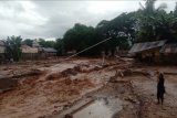Seorang warga menyaksikan banjir bandang yang merusak permukiman di Desa Waiburak, Kecamatan Adonara Timur, Flores Timur, NTT, Minggu (4/4/2021). Berdasarkan data BPBD Kabupaten Flores Timur sebanyak 23 warga meninggal dunia akibat banjir bandang yang dipicu hujan dengan intensitas tinggi pada minggu dini hari. ANTARA FOTO/HO/Dok BPBD Flores Timur/nym.