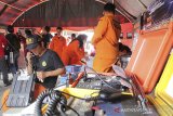 Personel Basarnas melakukan komunikasi saat pencarian korban kapal Barokah Jaya yang tenggelam di Eretan Wetan, Indramayu, Jawa Barat, Minggu (4/4/2021). Kapal nelayan Barokah Jaya yang membawa 32 ABK tenggelam usai bertabrakan dengan kapal Habco Pioneer di perairan Indramayu, 15 orang selamat dan 17 orang anak buah kapal masih dalam pencarian. ANTARA JABAR/Dedhez Anggara/agr