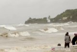BMKG ingatkan warga waspadai gelombang 4 meter di sebagian perairan NTT