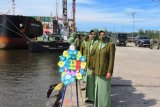 Persit KCK XXXV Kodim Mimika tabur bunga di pelabuhan Pomako
