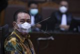 Terdakwa kasus pemberian suap kepada penegak hukum dan pemufakatan jahat Djoko Tjandra menjalani sidang pembacaan putusan di Pengadilan Tipikor, Jakarta, Senin (5/4/2021). Terpidana kasus 'cassie' Bank Bali itu divonis 4,5 tahun penjara dan Rp100 juta subsider enam bulan kurungan oleh Majelis Hakim karena terbukti memberi suap kepada jaksa Pinangki Sirna Malasari, Irjen Pol Napoleon Bonaparte dan Irjen Prasetijo Utomo serta melakukan pemufakatan jahat terkait pengurusan fatwa Mahkamah Agung. ANTARA FOTO/Hafidz Mubarak A/nym.