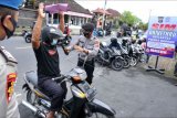 Polisi memeriksa pemohon Surat Izin Mengemudi (SIM) yang akan memanfaatkan layanan SIM secara 'drive thru' di Polres Badung, Bali, Senin (5/4/2021). Satlantas Polres Badung meluncurkan layanan pengurusan perpanjangan SIM secara 'drive thru' untuk memberikan layanan yang cepat, mudah dan transparan bagi masyarakat. ANTARA FOTO/Fikri Yusuf/nym.