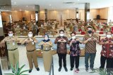 Wakil Ketua DPRD Provinsi Kalsel M Syaripuddin (tengah) dan Kepala Dinas Perpustakaan dan Kearsipan (Dispersip) Provinsi Kalsel Nurliani (ketiga kiri) berfoto bersama saat acara Diseminasi Pengelolaan Arsip Dinamis di Fave Hotel Banjarbaru, Kalimantan Selatan, Senin (5/4/2021). Wakil Ketua DPRD Provinsi Kalsel M Syaripuddin menghadiri acara Diseminasi Pengelolaan Arsip Dinamis 