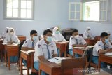 Proses pembelajaran tatap muka (PTM) di SMA Negeri 3 Kabupaten Jombang, Jawa Timur, Selasa (6/4/2021). Berdasarkan data Dinas Pendidikan dan Kebudayaan (Disdikbud) Kabupaten Jombang baru 80 persen sekolah yang sudah menggelar PTM, sedangkan 20 persen belum siap karena belum bisa memenuhi persyaratan diantaranya tersedianya wastafel untuk cuci tangan, PTK (pendidik dan tenaga kependidikan) sudah divaksin dua kali kemudian kesiapan menerapkan sistem pembelajaran secara bergantian. Antara Jatim/Syaiful Arif/zk