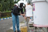 Siswa Sekolah Menengah Atas (SMA) mencuci tangan sebelum masuk ke ruang kelas untuk mengikuti pembelajaran tatap muka (PTM) di SMA Negeri 3 Kabupaten Jombang, Jawa Timur, Selasa (6/4/2021). Berdasarkan data Dinas Pendidikan dan Kebudayaan (Disdikbud) Kabupaten Jombang baru 80 persen sekolah yang sudah menggelar PTM, sedangkan 20 persen belum siap karena belum bisa memenuhi persyaratan diantaranya tersedianya wastafel untuk cuci tangan, PTK (pendidik dan tenaga kependidikan) sudah divaksin dua kali kemudian kesiapan menerapkan sistem pembelajaran secara bergantian. Antara Jatim/Syaiful Arif/zk