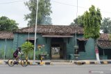 Pesepeda melintas di depan bekas Rumah Tahanan Militer (RTM) di Kota Madiun, Jawa Timur, Selasa (6/4/2021). Pemkot Madiun mempersiapkan bangunan bekas RTM tersebut untuk menampung para pemudik Lebaran yang positif COVID-19 guna menjalani isolasi. Antara Jatim/Siswowidodo/zk