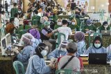 Tenaga kesehatan menyuntikkan vaksin COVID-19 kepada petugas pelayan publik dalam vaksinasi massal di Gedung Islamic Center, Kabupaten Ciamis, Jawa Barat, Selasa (6/4/2021). Sebanyak 1.440 petugas layanan publik dari 27 instansi mengikuti vaksinasi sebagai langkah penanggulangan penyebaran COVID-19 dengan target sasaran vaksinasi untuk masyarakat Ciamis sebanyak 800 ribu jiwa. ANTARA JABAR/Adeng Bustomi/agr