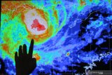 Petugas Badan Meteorologi Klimatologi Geofisika (BMKG) mengamati pergerakan siklon tropis Seroja melalui citra satelit Himawari di Stasiun Klimatologi BMKG Karangploso, Malang, Jawa Timur, Selasa (6/4/2021). BMKG menghimbau masyarakat mewaspadai potensi bencana meteorologi berupa peningkatan curah hujan, angin puting beliung dan gelombang tinggi sebagai dampak siklon tropis Seroja  di Samudera Hindia sebelah barat daya pulau Timor. Antara jatim/Ari Bowo Sucipto/zk