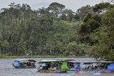 Wisatawan menggunakan perahu menuju Pulau Nusa Gede untuk berziarah di Situ Lengkong, Panjalu, Kabupaten Ciamis, Jawa Barat, Senin (5/4/2021). Situ Lengkong merupakan kawasan wisata religi atau wisata ziarah makam Prabu Hariang Kencana Borosngora atau Sayid Ali Bin Muhammad Bin Umar, dengan luas area sekitar 60 hektare. ANTARA JABAR/Adeng Bustomi/agr