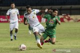 Pesepak Bola Persebaya Surabaya FR Sokoy (kedua kiri) berusaha merebut bola dari pesepak bola PSS Sleman Irkham Mila (kanan) saat pertandingan sepak bola Group C Piala Menpora di Stadion Si Jalak Harupat, Kabupaten Bandung, Jawa Barat, Rabu (7/4/2021). PSS Sleman memenangi pertandingan melawan Persebaya Surabaya dengan skor 1-0. ANTARA JABAR/M Agung Rajasa/agr