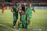 Tim pesepak Bola PSS Sleman melakukan selebrasi kemenangan usai mencetak gol ke gawang Persebaya Surabaya saat pertandingan sepak bola Group C Piala Menpora di Stadion Si Jalak Harupat, Kabupaten Bandung, Jawa Barat, Rabu (7/4/2021). PSS Sleman memenangi pertandingan melawan Persebaya Surabaya dengan skor 1-0. ANTARA JABAR/M Agung Rajasa/agr