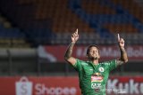 Pesepak Bola PSS Sleman Irfan Bachdim melakukan selebrasi kemenangan usai mencetak gol ke gawang Persebaya Surabaya saat pertandingan sepak bola Group C Piala Menpora di Stadion Si Jalak Harupat, Kabupaten Bandung, Jawa Barat, Rabu (7/4/2021). PSS Sleman memenangi pertandingan melawan Persebaya Surabaya dengan skor 1-0. ANTARA JABAR/M Agung Rajasa/agr