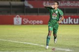 Pesepak Bola PSS Sleman Irfan Bachdim melakukan selebrasi kemenangan usai mencetak gol ke gawang Persebaya Surabaya saat pertandingan sepak bola Group C Piala Menpora di Stadion Si Jalak Harupat, Kabupaten Bandung, Jawa Barat, Rabu (7/4/2021). PSS Sleman memenangi pertandingan melawan Persebaya Surabaya dengan skor 1-0. ANTARA JABAR/M Agung Rajasa/agr