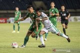 Pesepak Bola Persebaya Surabaya Supriadi (kanan) berusaha merebut bola dari pesepak bola PSS Sleman A. Gufran R (kiri) saat pertandingan sepak bola Group C Piala Menpora di Stadion Si Jalak Harupat, Kabupaten Bandung, Jawa Barat, Rabu (7/4/2021). PSS Sleman memenangi pertandingan melawan Persebaya Surabaya dengan skor 1-0. ANTARA JABAR/M Agung Rajasa/agr