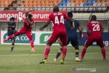 Pesepak bola Persik Kediri M Sabillah (kedua kiri) berusaha menghadang tendangan ke arah gawang dari pesepak bola Persela Lamongan Riyatno Abiyoso (kiri) saat pertandingan sepak bola Group C Piala Menpora di Stadion Si Jalak Harupat, Kabupaten Bandung, Jawa Barat, Rabu (7/4/2021). Pertandingan Persela Lamongan melawan Persik Kediri tersebut berakhir imbang dengan skor 2-2. ANTARA JABAR/M Agung Rajasa/agr