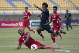 Pesepak bola Persik Kediri Andri Ibo (kiri) berusaha menghadang pesepak bola Persela Lamongan Riyatno Abiyoso (kedua kanan) saat pertandingan sepak bola Group C Piala Menpora di Stadion Si Jalak Harupat, Kabupaten Bandung, Jawa Barat, Rabu (7/4/2021). Pertandingan Persela Lamongan melawan Persik Kediri tersebut berakhir imbang dengan skor 2-2. ANTARA JABAR/M Agung Rajasa/agr