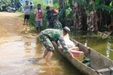 Babinsa terobos banjir salurkan bantuan sembako warga kampung Mamberamo