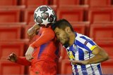 Pemain FC Porto Jesus Corona (kanan) berebut bola dengan pemain Chelsea Timo Werner dalam laga leg pertama perempat final Liga Champions di Ramon Sanchez Pizjuan, Sevilla, Spanyol, Rabu (7/4/2021). Chelsea berhasil menang 2-0 dalam laga itu. ANTARA FOTO/REUTERS/Marcelo Del Pozo/foc.