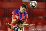 Pemain Chelsea Andreas Christensen (atas) berebut bola dengan pemain FC Porto Otavio dalam laga leg pertama perempat final Liga Champions di Ramon Sanchez Pizjuan, Sevilla, Spanyol, Rabu (7/4/2021). Chelsea berhasil menang 2-0 dalam laga itu. ANTARA FOTO/REUTERS/Marcelo Del Pozo/foc.