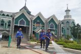 Jelang Ramadhan Damkar dan BPBD Makassar sterilisasi 1.700 masjid