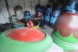 Perajin menyelesaikan pembuatan bak sampah berbahan ban bekas di Desa Tambung, Pamekasan, Jawa Timur, Kamis (8/4/2021). Bak sampah yang di pasarkan ke sejumlah daerah terutama ke perkantoran dan sekolah itu dibandrol Rp80 ribu-Rp90 ribu per unit tergantumg ukuran. Antara Jatim/Saiful Bahri/zk