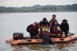  Peserta melakukan latihan Search And Rescue (SAR) air saat mengikuti Latihan Gabungan (Latgab) SAR di Waduk Bening Saradan, Kabupaten Madiun, Jawa Timur, Rabu (7/4/2021). Latgab SAR diikuti 160 personel terdiri peserta, instruktur dan personel pendukug dari TNI, Polri, BPBD, Brimob Jatim, Dinas Kehutanan digelar selama dua hari hingga Kamis (8/4) guna kesiapsiagaan menghadapi kemungkinan terjadi bencana air, darat serta kebakaran hutan dan lahan secara bersinergi antarpemangku kepentingan di Jawa Timur. Antara Jatim/Siswowidodo/zk