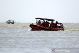 Personel Basarnas melakukan penyisiran saat pencarian Anak Buah Kapal (ABK) KM Barokah Jaya yang tenggelam di Perairan Indramayu, Jawa Barat, Kamis (8/4/2021). Personel tim SAR gabungan masih terus melakukan operasi pencarian 13 ABK KM Barokah Jaya yang tenggelam di perairan Indramayu dengan membagi lima sektor dengan area sesuai dengan SAR Map Prediction. ANTARA JABAR/Dedhez Anggara/agr