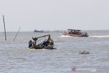 Personel Basarnas melakukan penyisiran saat pencarian Anak Buah Kapal (ABK) KM Barokah Jaya yang tenggelam di Perairan Indramayu, Jawa Barat, Kamis (8/4/2021). Personel tim SAR gabungan masih terus melakukan operasi pencarian 13 ABK KM Barokah Jaya yang tenggelam di perairan Indramayu dengan membagi lima sektor dengan area sesuai dengan SAR Map Prediction. ANTARA JABAR/Dedhez Anggara/agr