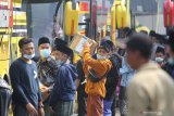 Sejumlah santri bersiap memasuki bus untuk dipulangkan ke daerah asal di Pondok Pesantren Lirboyo, Kota Kediri, Jawa Timur, Kamis (8/4/2021). Sebanyak 15 ribu santri dipulangkan karena memasuki libur panjang tahun ajaran baru dengan kendaraan yang telah disiapkan dan dilarang menggunakan kendaraan umum guna menghindari penularan COVID-19. Antara Jatim/Prasetia Fauzani/zk