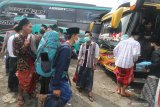  Sejumlah santri bersiap memasuki bus untuk dipulangkan ke daerah asal di Pondok Pesantren Lirboyo, Kota Kediri, Jawa Timur, Kamis (8/4/2021). Sebanyak 15 ribu santri dipulangkan karena memasuki libur panjang tahun ajaran baru dengan kendaraan yang telah disiapkan dan dilarang menggunakan kendaraan umum guna menghindari penularan COVID-19. Antara Jatim/Prasetia Fauzani/zk