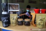 Seorang barista kedai kopi Liber.Co membuat racikan minuman kopi di Mini Industri Kampus Politeknik Negeri Sambas di Kabupaten Sambas, Kalimantan Barat, Rabu (7/4/2021). Liber.Co memproduksi kopi jenis liberika khas Sambas yang dijual seharga Rp30 ribu hingga Rp50 ribu sesuai jenis dan ukuran. ANTARA FOTO/Jessica Helena Wuysang