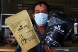 Pelaku usaha kopi Liber.Co sekaligus Dosen Program Studi Multimedia Poltesa Lang Jagat memperlihatkan produk kopi Liber.Co di Mini Industri Kampus Politeknik Negeri Sambas di Kabupaten Sambas, Kalimantan Barat, Rabu (7/4/2021). Liber.Co memproduksi kopi jenis liberika khas Sambas yang dijual seharga Rp30 ribu hingga Rp50 ribu sesuai jenis dan ukuran. ANTARA FOTO/Jessica Helena Wuysang