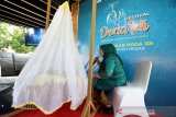 Warga mengikuti festival ayun anak (Dodaidi) di Museum Aceh, Banda Aceh, Aceh, Kamis (8/4/2021). Dodaidi dikalangan masyarakat Aceh memiliki keunikan tersendiri karena sambil menidurkan anak sang ibu bersenandung syair-syair pendidikan agama dan nasehat. Antara Aceh/Irwansyah Putra.