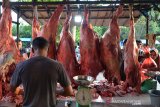 DAGING NAIK DRASTIS JELANG TRADISI MEUGANG RAMADHAN. Pedagang melayani pengunjung saat berbelanja daging sapi di pasar tradisional kelurahan Beurawe, Banda Aceh, Aceh, Jumat (9/4/2021). Menjelang perayaan tradisi meugang menyambut bulan Ramadhan, harga daging di daerah itu naik drastis kisaran Rp180.000 per kilogram dari harga sebelumnya Rp130.000 per kilogram. ANTARA FOTO/Ampelsa.