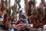 DAGING NAIK DRASTIS JELANG TRADISI MEUGANG RAMADHAN. Pedagang melayani pengunjung saat berbelanja daging sapi di pasar tradisional kelurahan Beurawe, Banda Aceh, Aceh, Jumat (9/4/2021). Menjelang perayaan tradisi meugang menyambut bulan Ramadhan, harga daging di daerah itu naik drastis kisaran Rp180.000 per kilogram dari harga sebelumnya Rp130.000 per kilogram. ANTARA FOTO/Ampelsa.