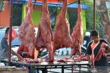 DAGING NAIK DRASTIS JELANG TRADISI MEUGANG RAMADHAN. Pedagang melayani pengunjung saat berbelanja daging sapi di pasar tradisional kelurahan Beurawe, Banda Aceh, Aceh, Jumat (9/4/2021). Menjelang perayaan tradisi meugang menyambut bulan Ramadhan, harga daging di daerah itu naik drastis kisaran Rp180.000 per kilogram dari harga sebelumnya Rp130.000 per kilogram. ANTARA FOTO/Ampelsa.